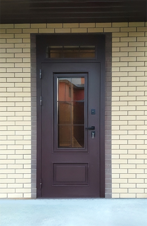 Дверь с фрамугой и стеклами Дверь с фрамугой и стеклами